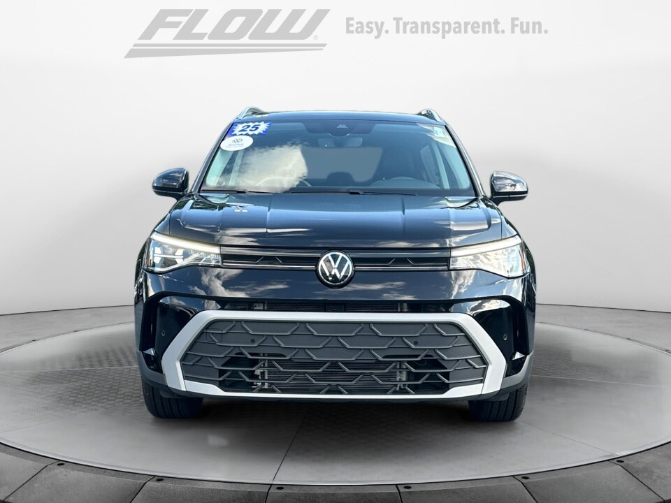 2025 Volkswagen Taos SE photo 2