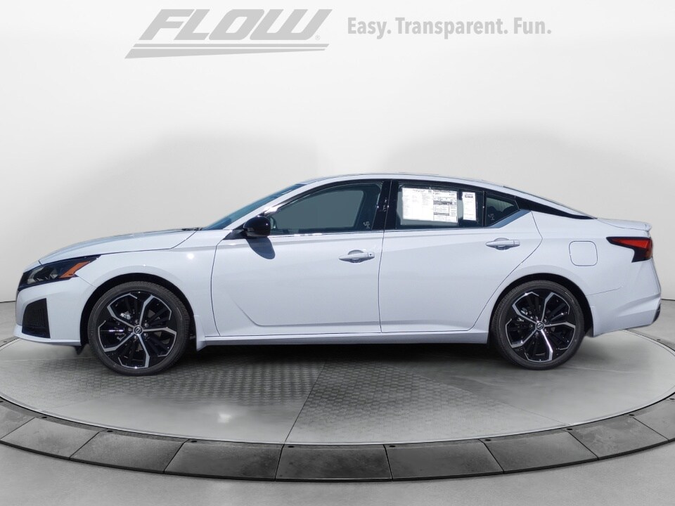 2025 Nissan Altima SR photo 4