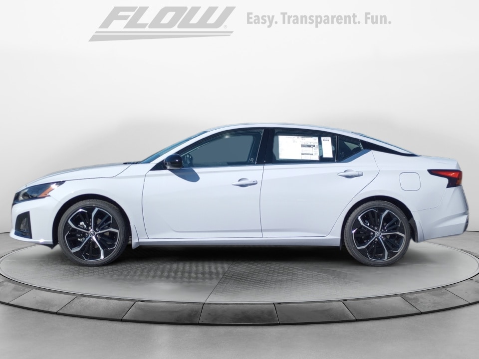 2025 Nissan Altima SR photo 4