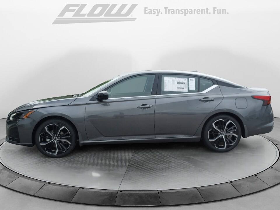 2025 Nissan Altima SR photo 2