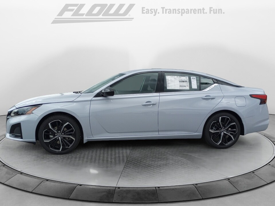 2025 Nissan Altima SR photo 4