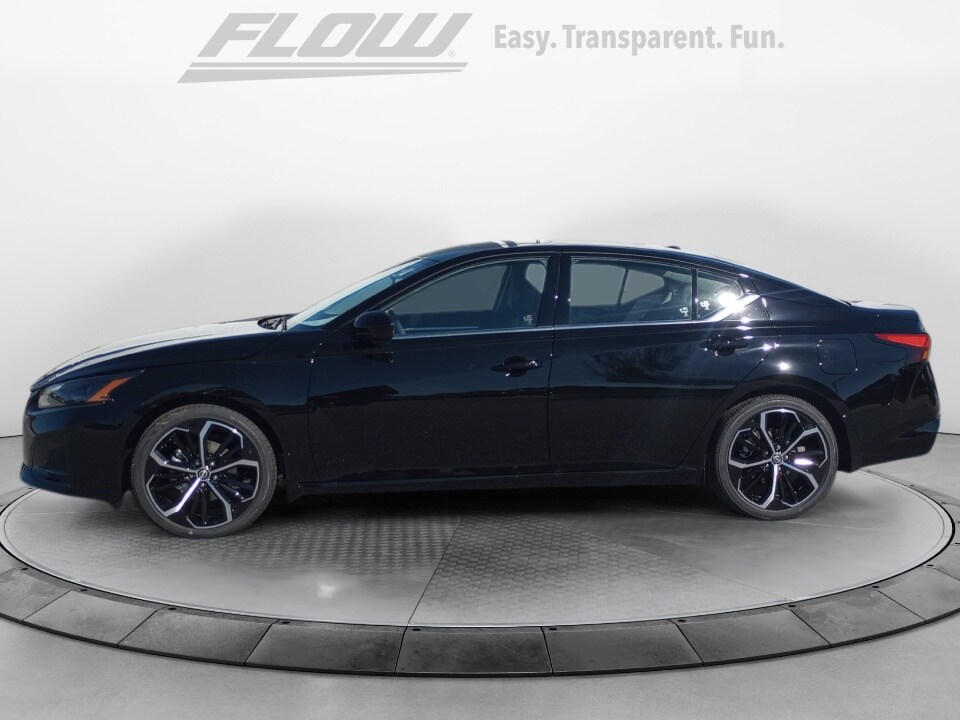 2025 Nissan Altima SR photo 4