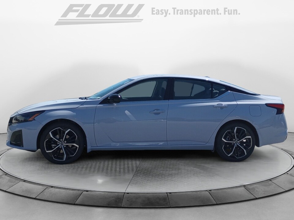 2025 Nissan Altima SR photo 3