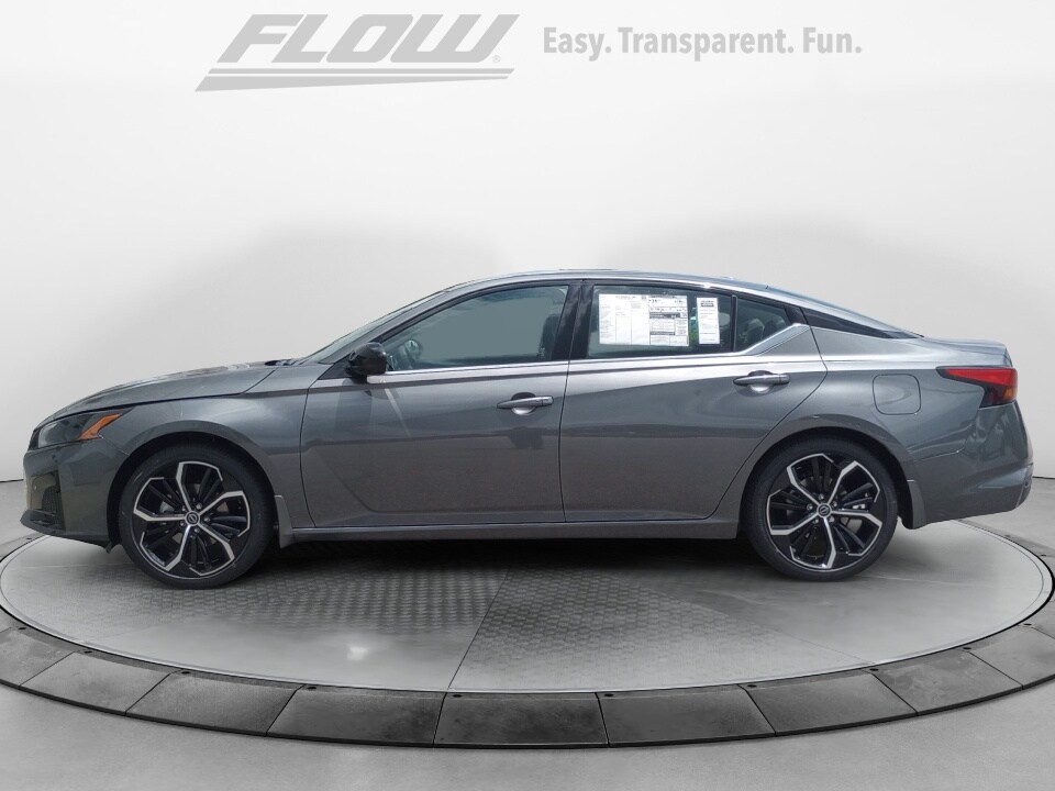 2025 Nissan Altima SR photo 4