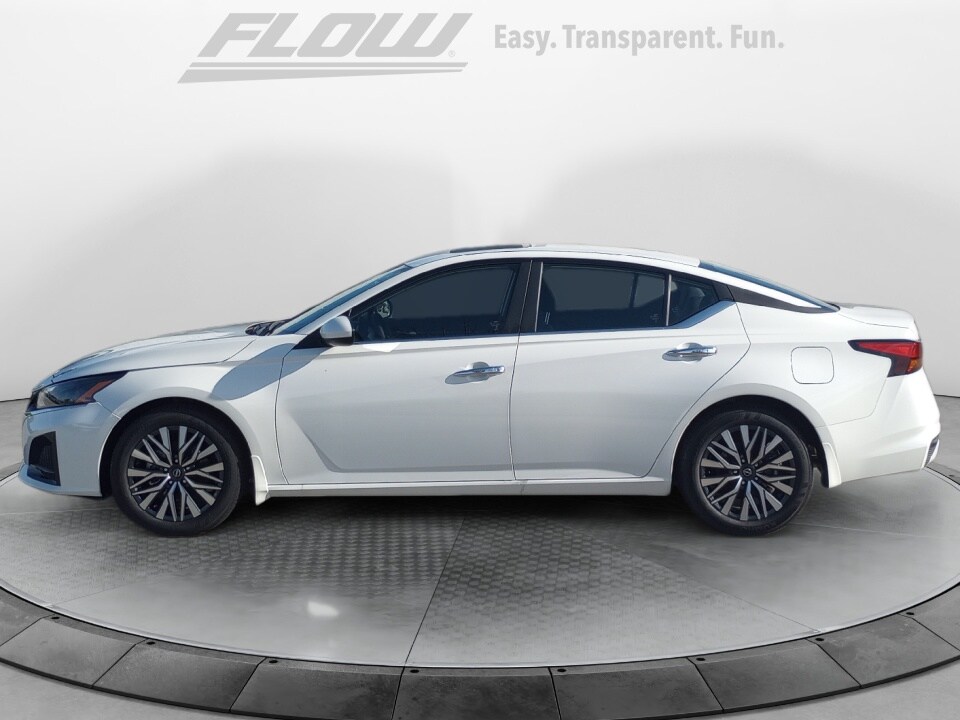 2025 Nissan Altima SV photo 4