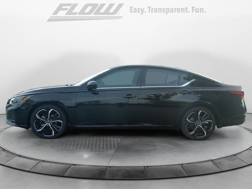 2025 Nissan Altima SR photo 4