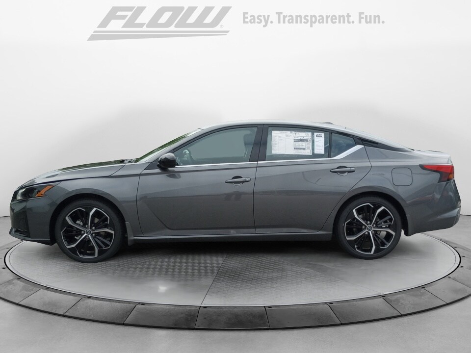 2025 Nissan Altima SR photo 3