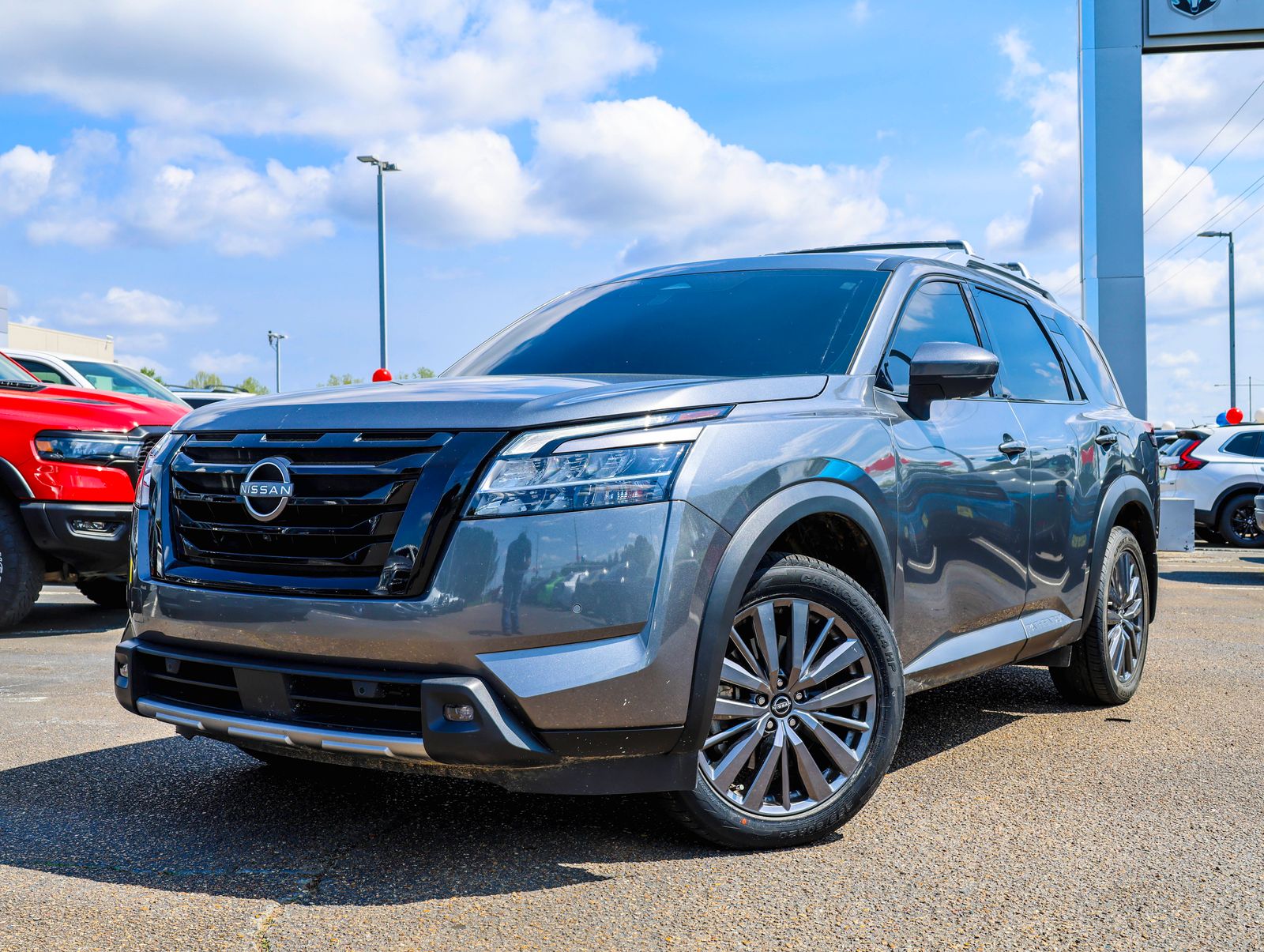 2024 Nissan Pathfinder SL 2WD's photo