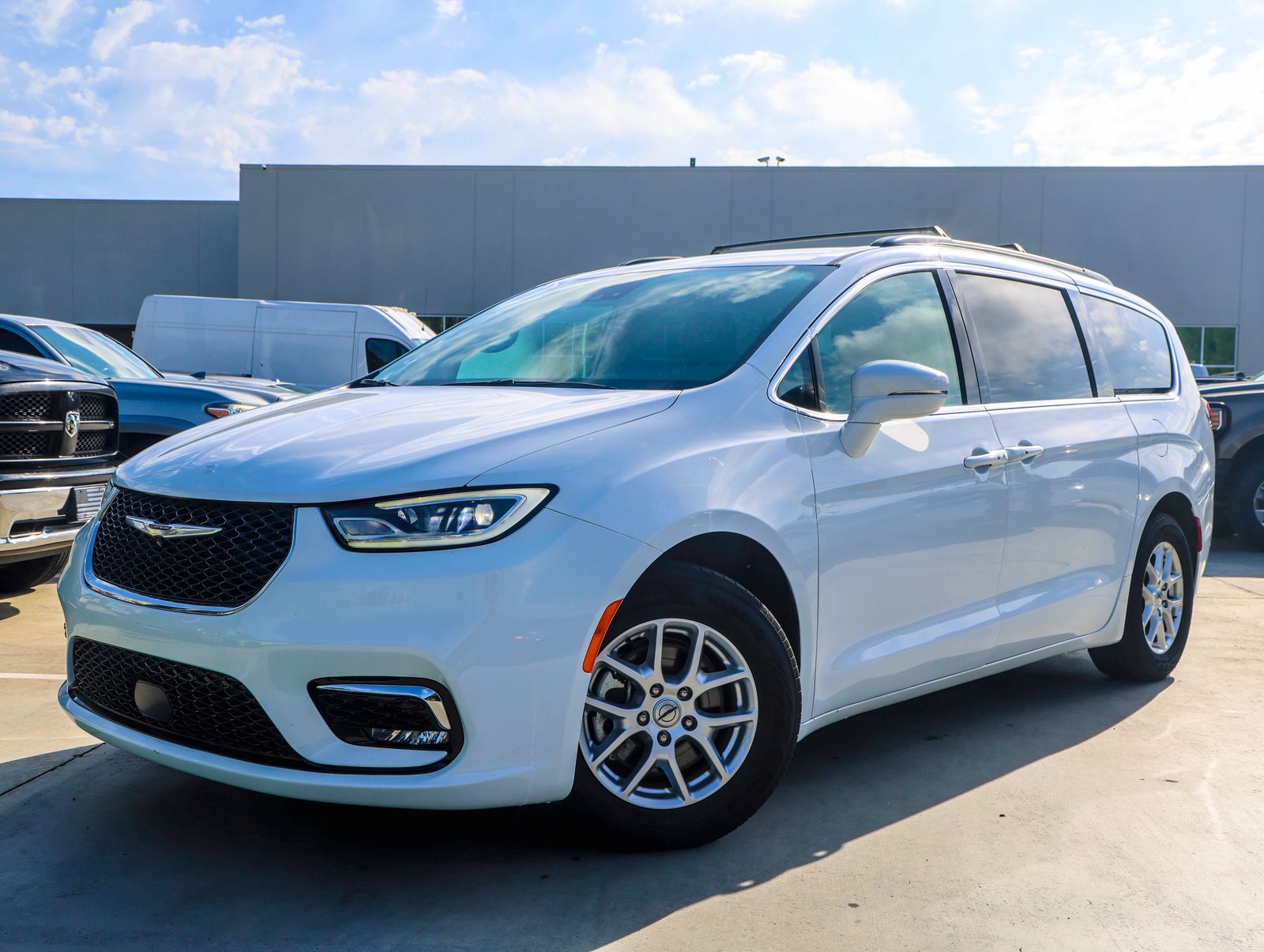 2022 Chrysler Pacifica Touring L's photo