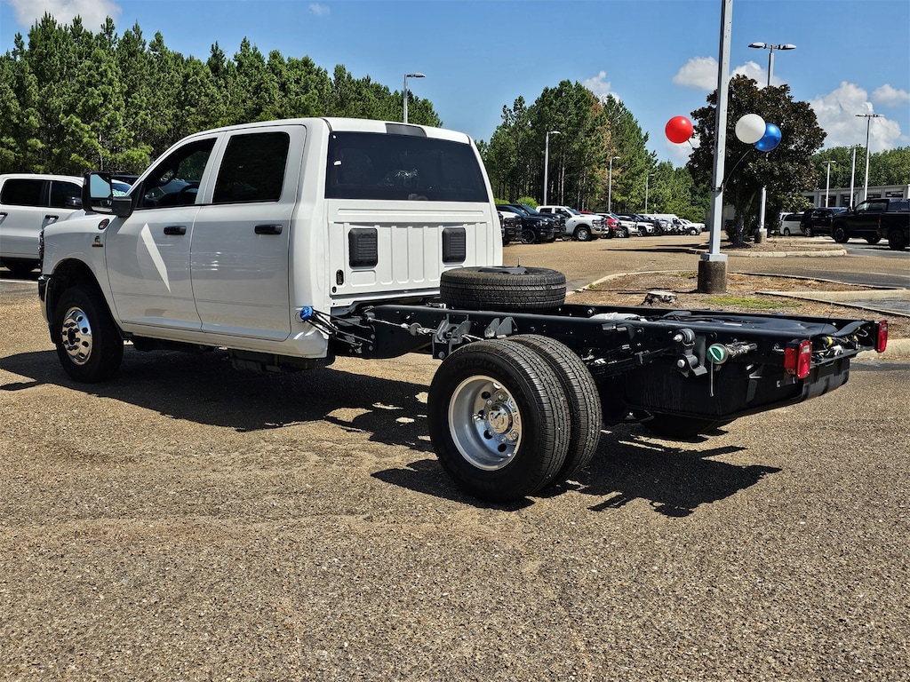 New 2025 Ram 3500 Chassis Cab 3500 TRADESMAN CREW CAB CHASSIS 4X4 60' CA Pickup