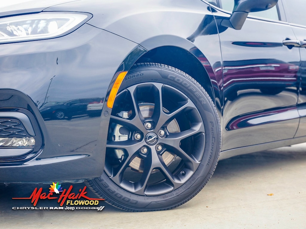 Used 2023 Chrysler Pacifica Touring L Minivan/Van