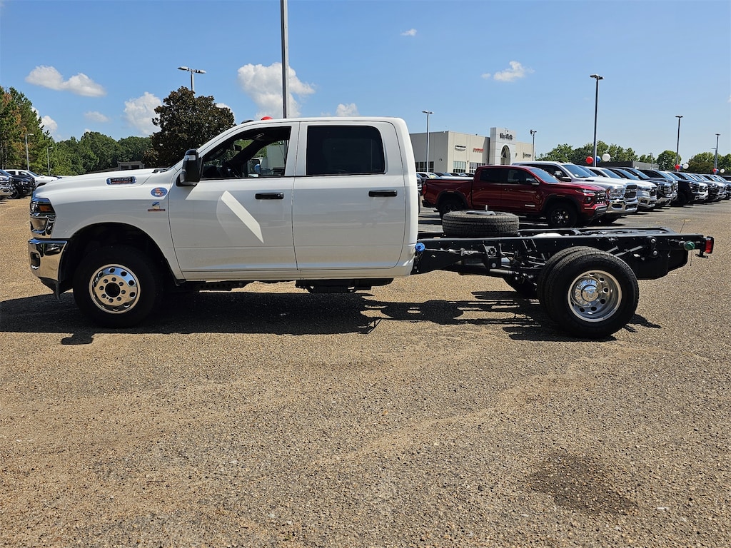 New 2025 Ram 3500 Chassis Cab 3500 TRADESMAN CREW CAB CHASSIS 4X4 60' CA Pickup