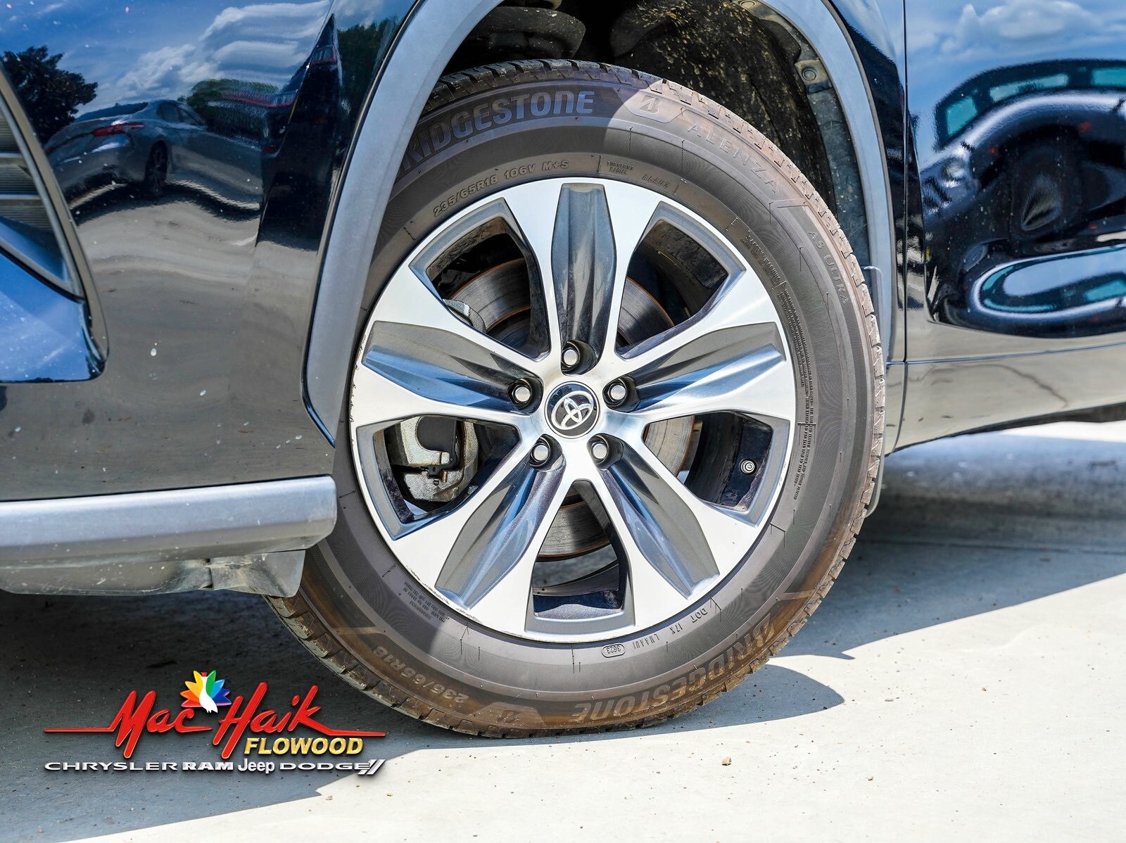2022 Toyota Highlander XLE photo 2
