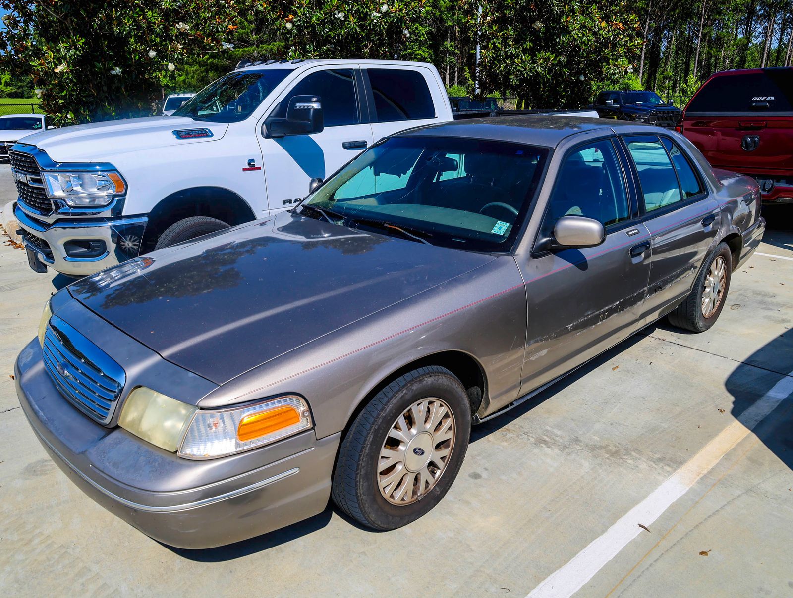 2003 Ford Crown Victoria LX's photo