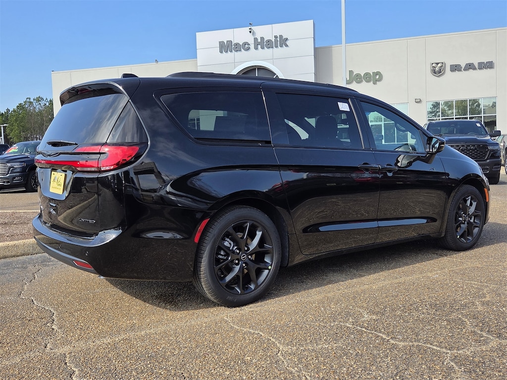 New 2026 Chrysler Pacifica Limited Passenger Van