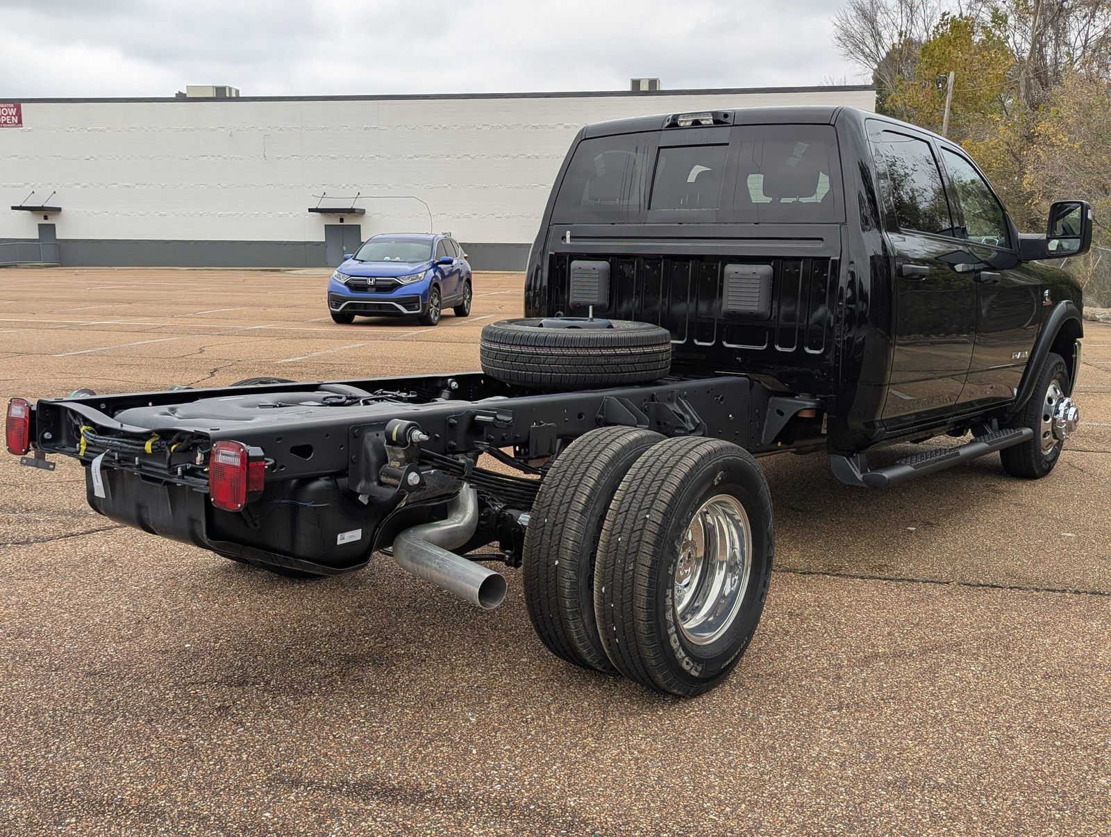 2026 RAM 3500 Chassis Big Horn - Photo 6
