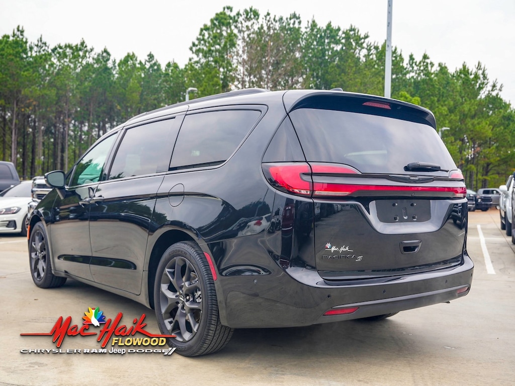 Used 2023 Chrysler Pacifica Touring L Minivan/Van
