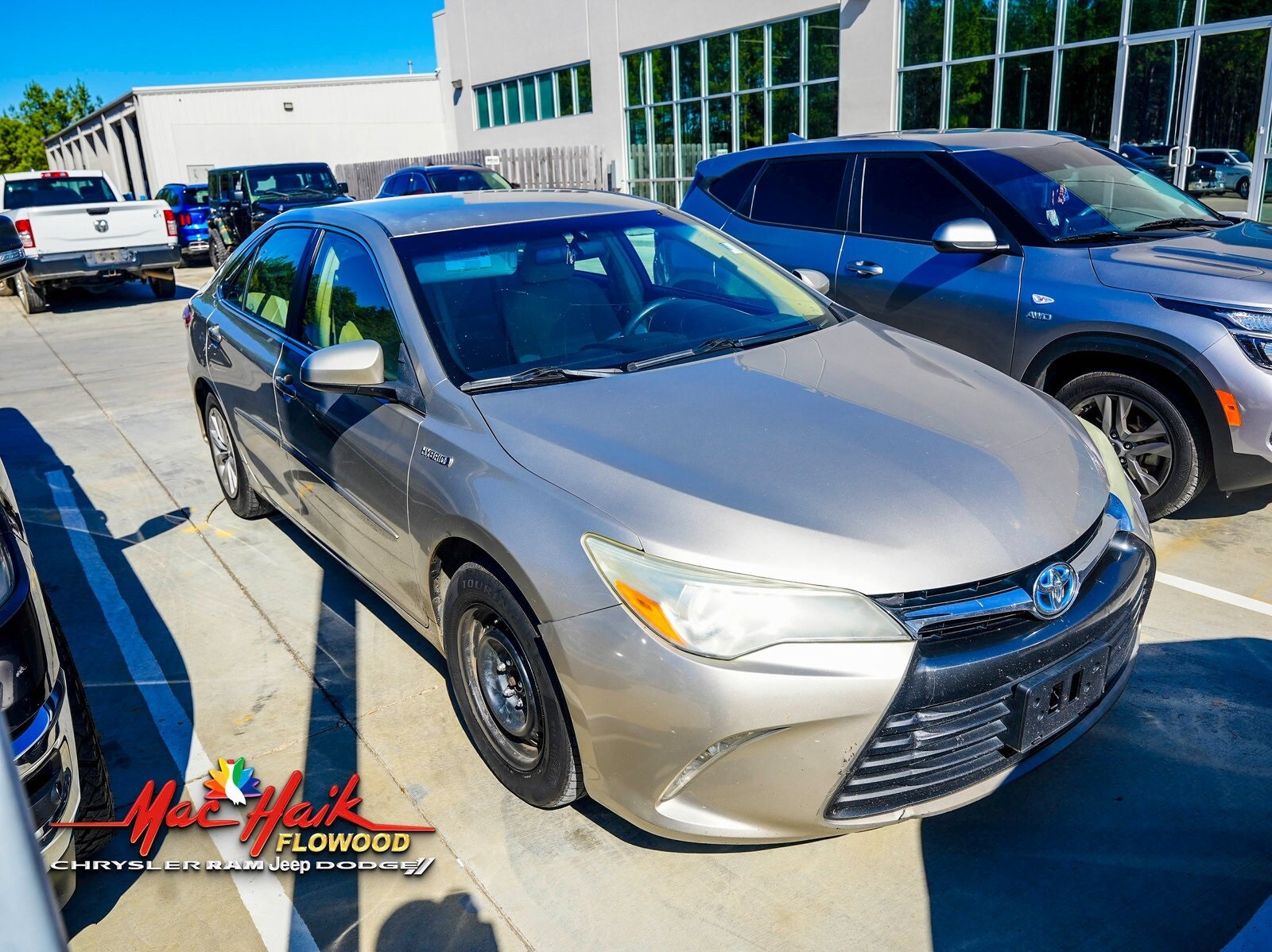 2017 Toyota Camry Hybrid LE photo 2