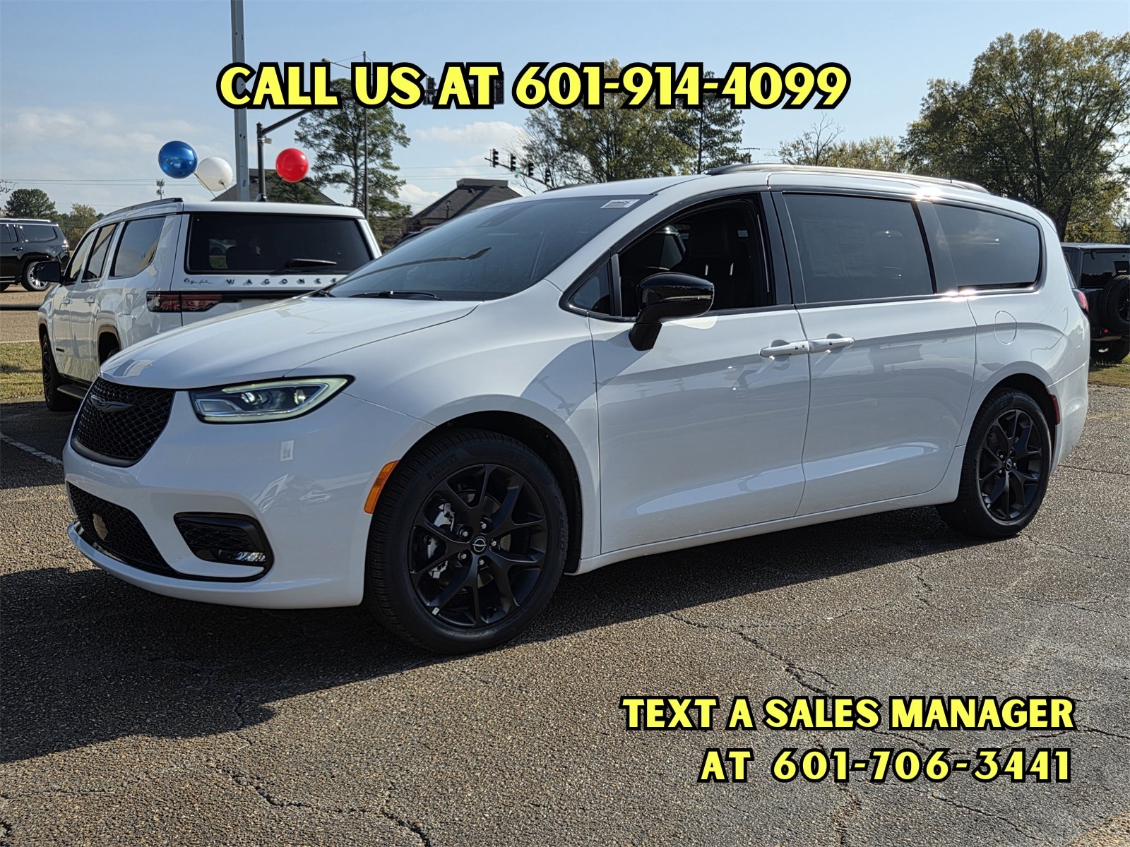 2026 Chrysler Pacifica Select's photo