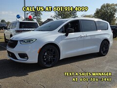 2026 Chrysler Pacifica Select Passenger Van