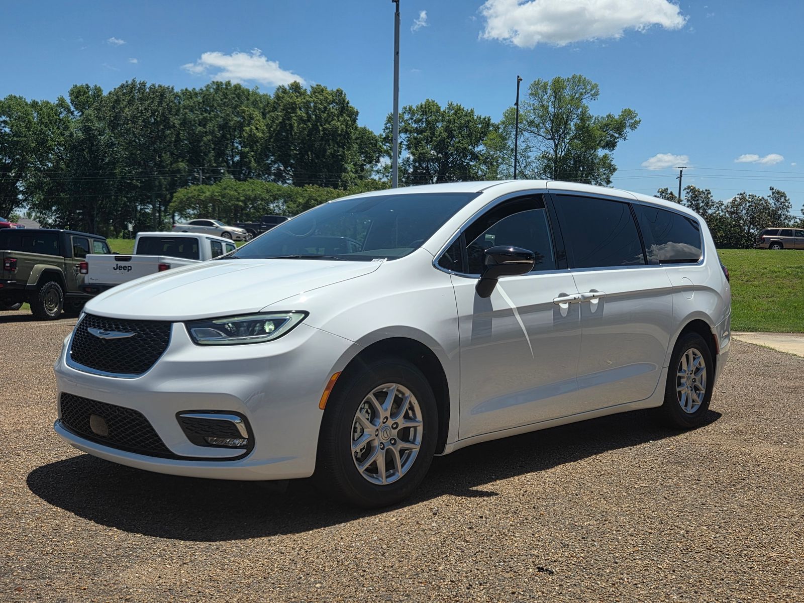 2026 Chrysler Pacifica Select's photo