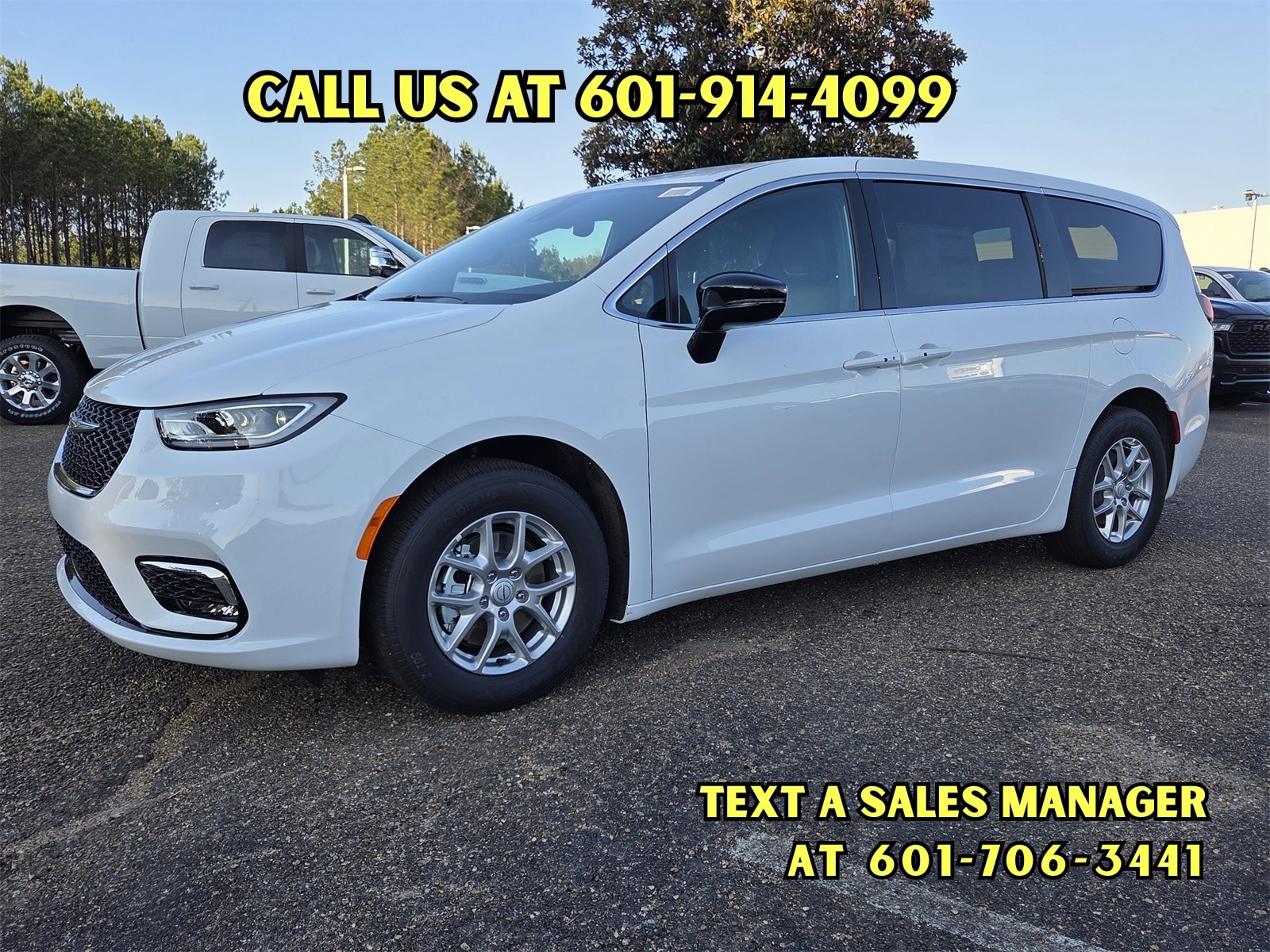 2026 Chrysler Pacifica Select's photo