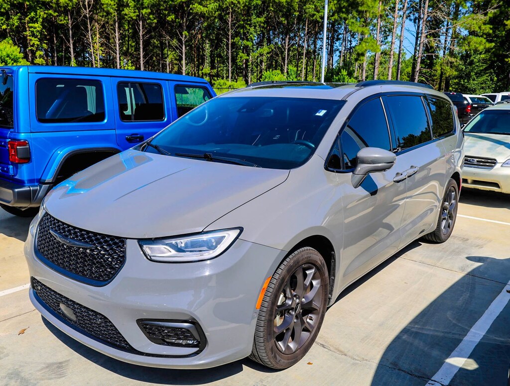 Used 2022 Chrysler Pacifica Limited Minivan/Van