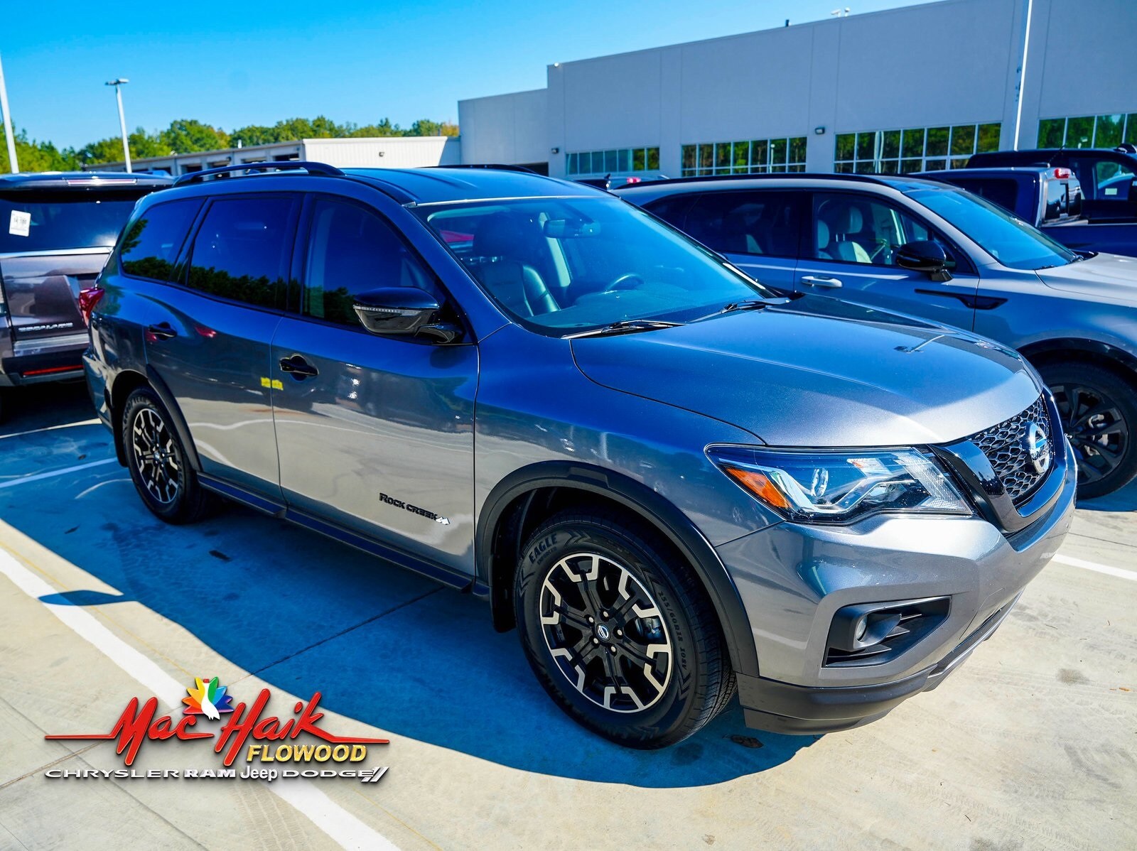 2020 Nissan Pathfinder SV photo 2
