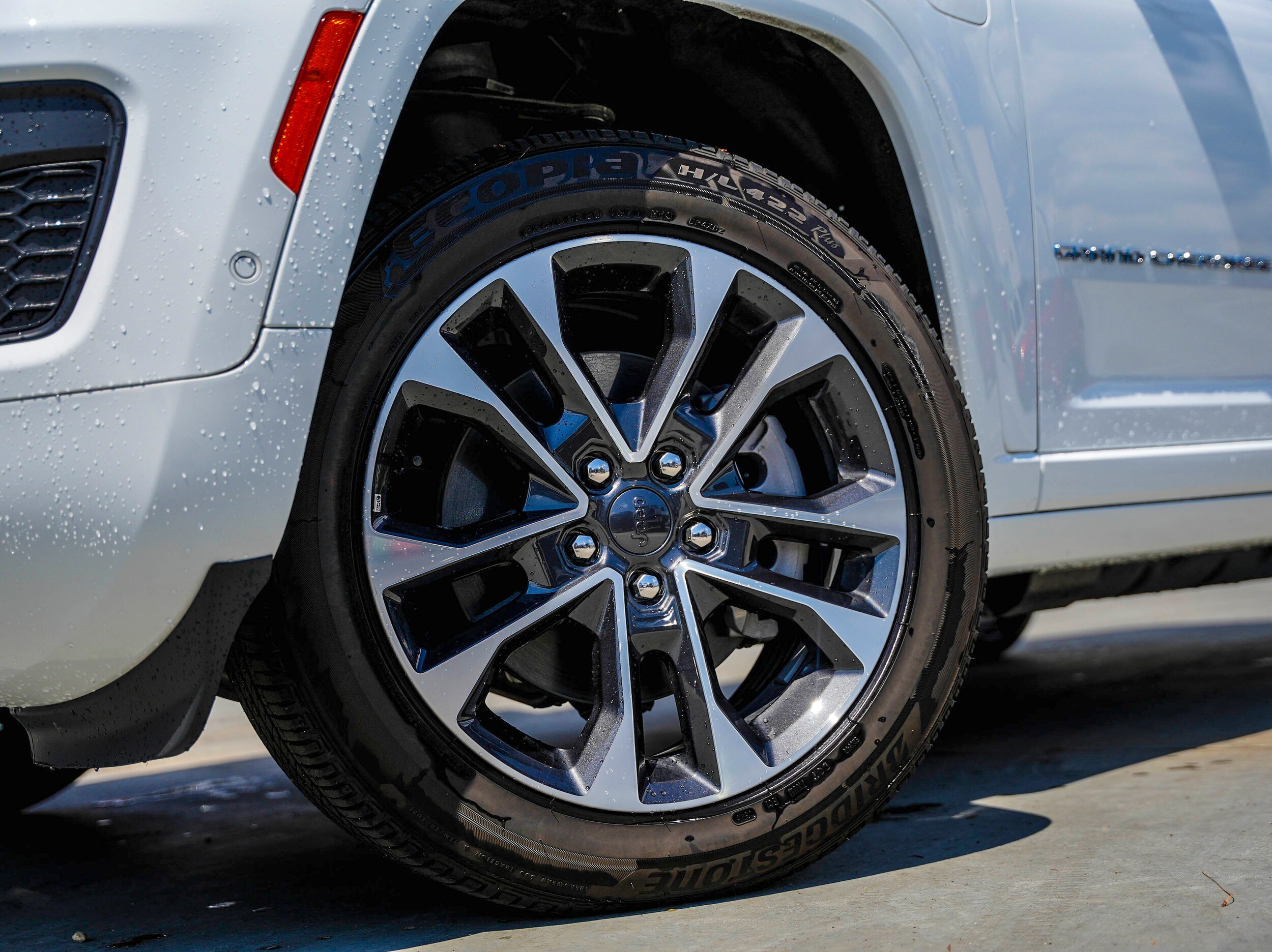 2023 Jeep Grand Cherokee Overland 4xe photo 3