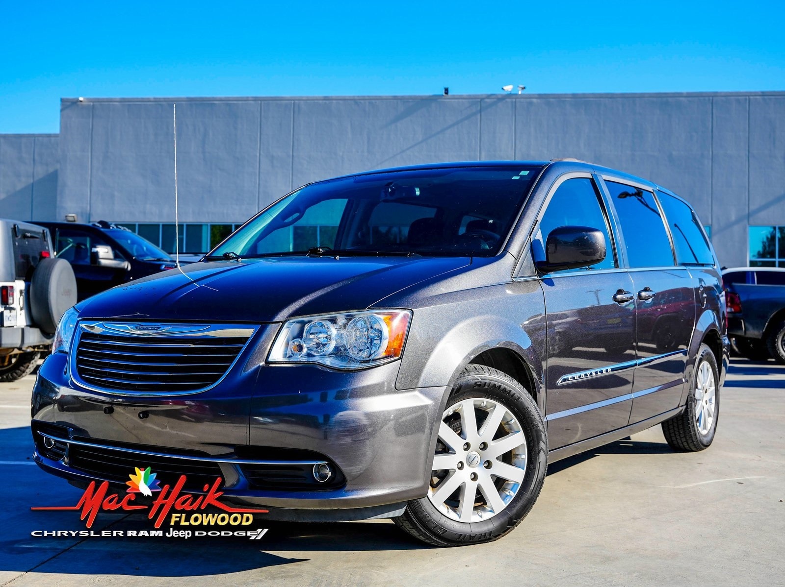 2016 Chrysler Town & Country Touring's photo