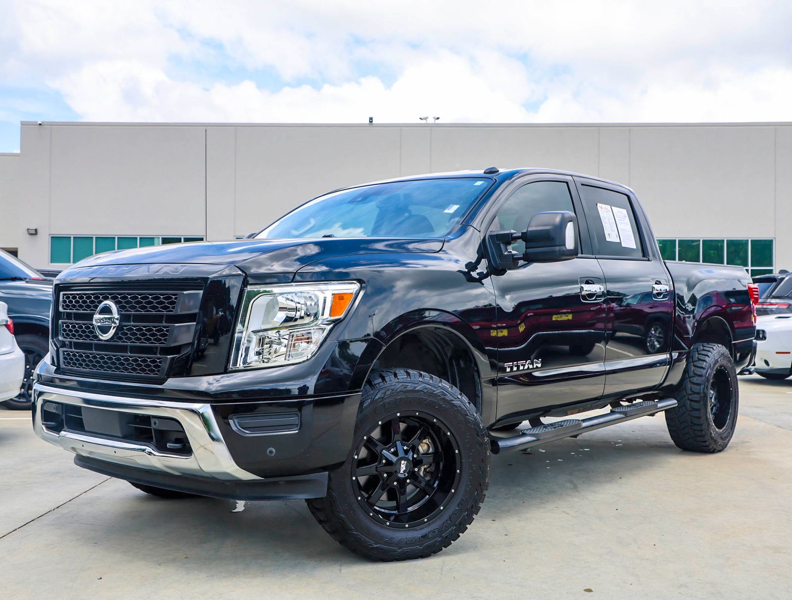 2021 Nissan Titan SV 4X4 Crew Cab's photo