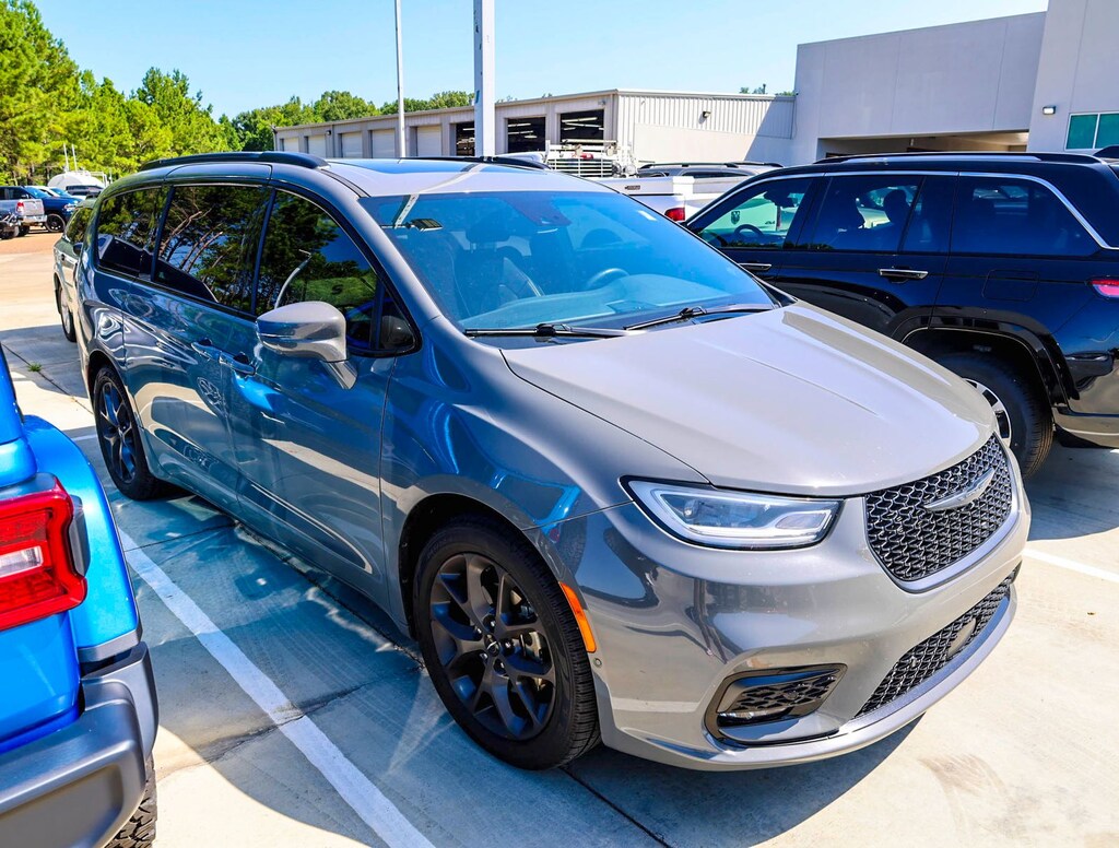 Used 2022 Chrysler Pacifica Limited Minivan/Van