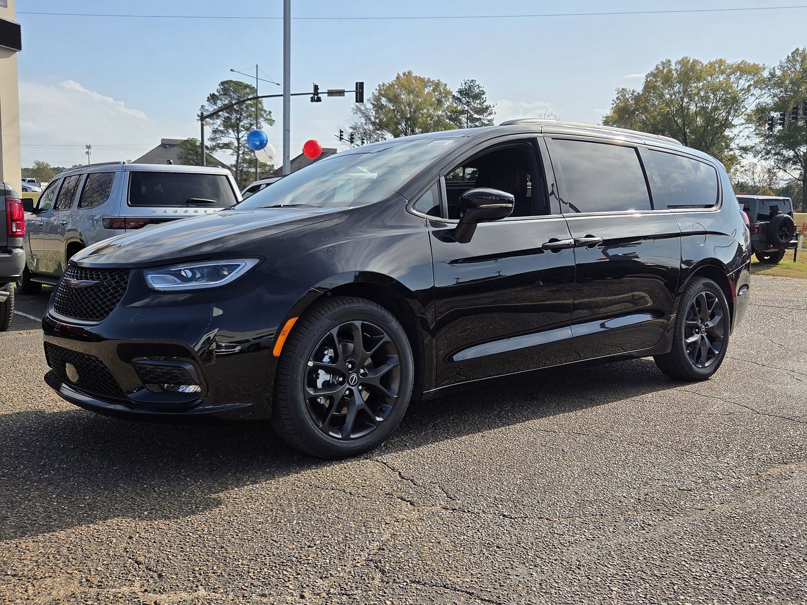 2026 Chrysler Pacifica Limited's photo