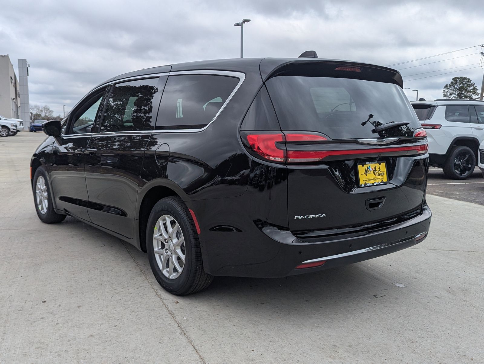 2026 Chrysler Pacifica Select's photo