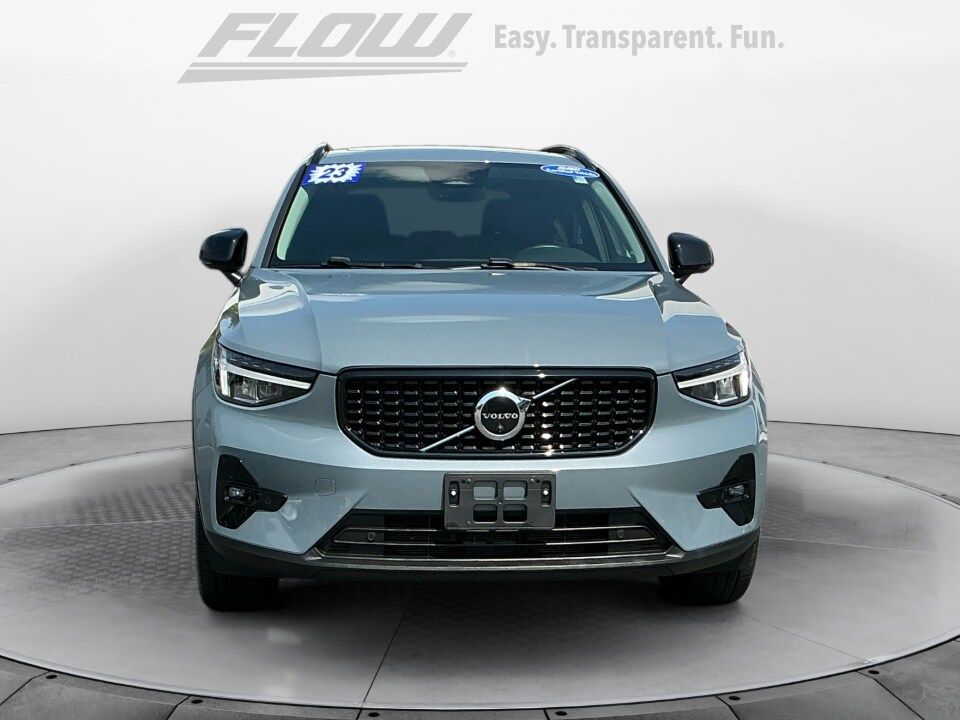2023 Volvo XC40 Plus photo 2