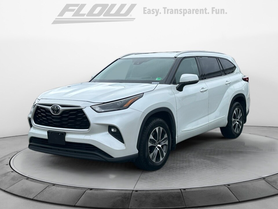2022 Toyota Highlander XLE photo 3