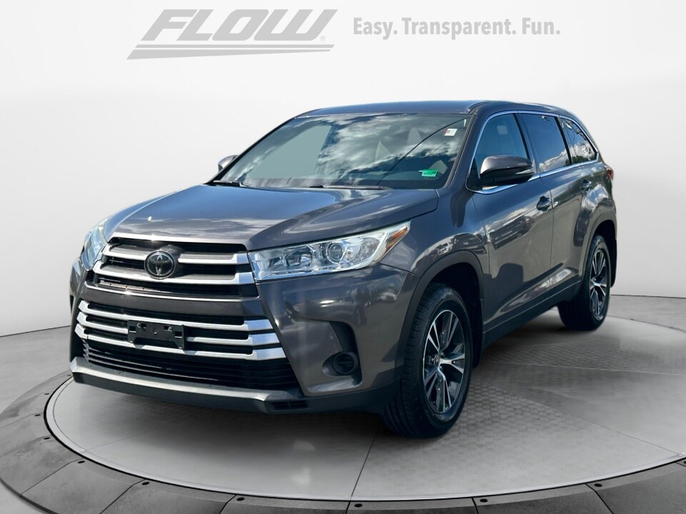2018 Toyota Highlander LE photo 3