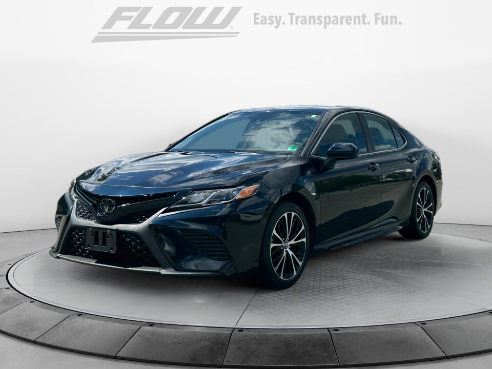 2020 Toyota Camry SE photo 3
