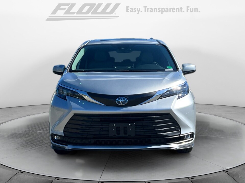 2025 Toyota Sienna XLE photo 2