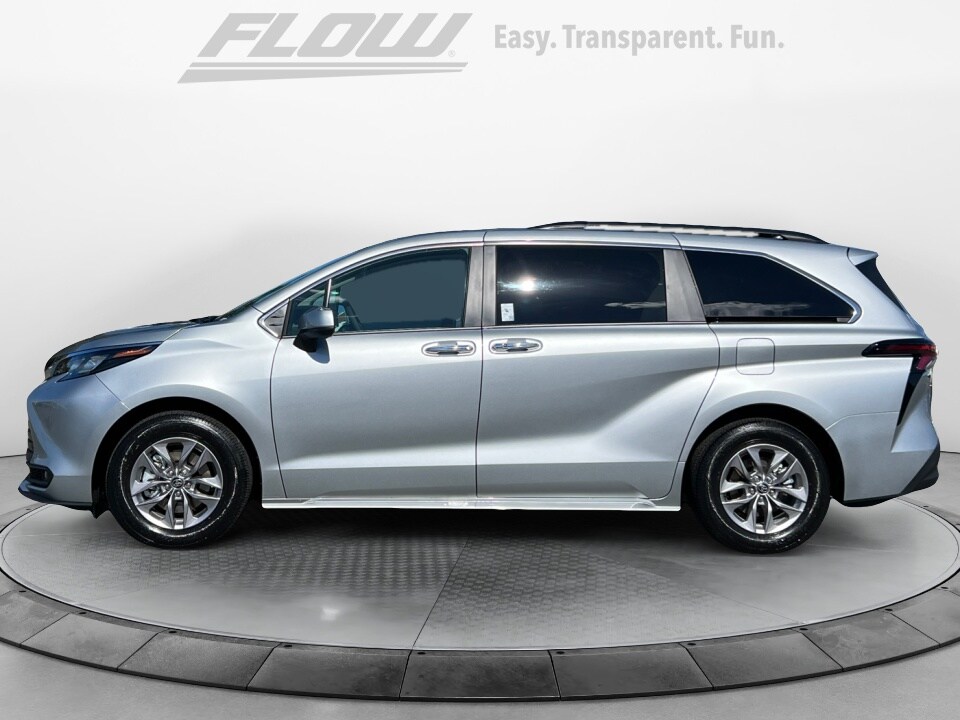 2025 Toyota Sienna XLE photo 4