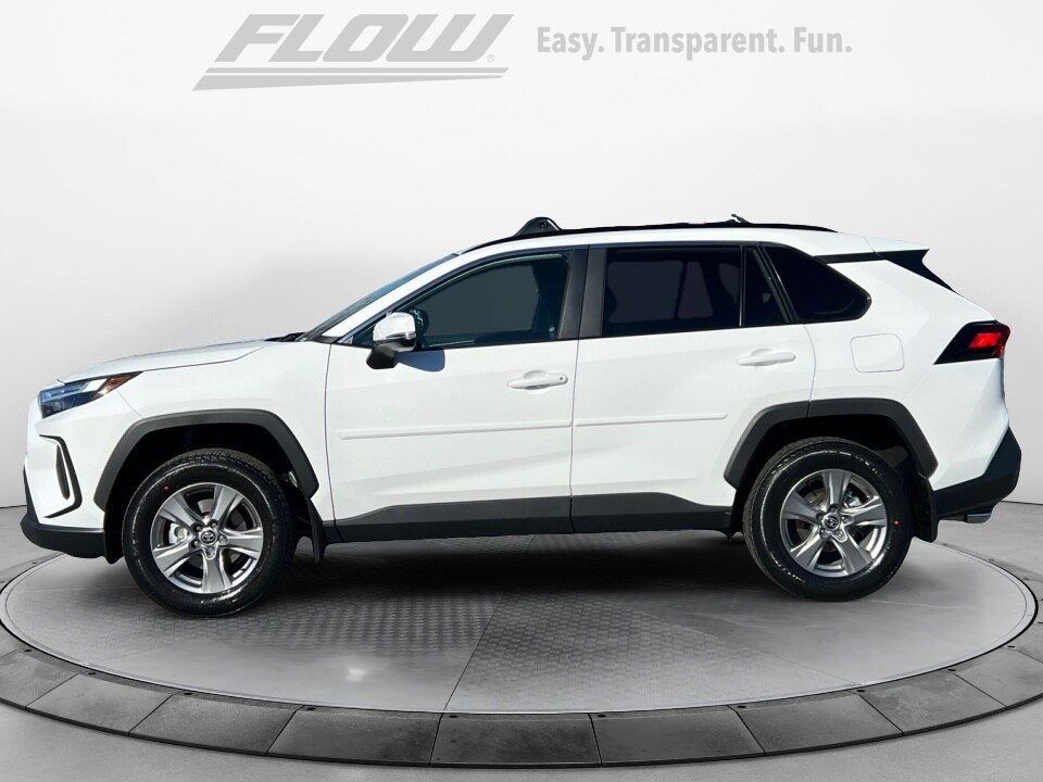 2025 Toyota RAV4 XLE photo 4