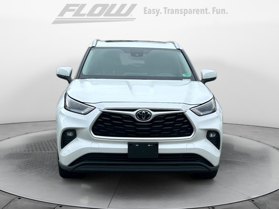 2022 Toyota Highlander XLE photo 2