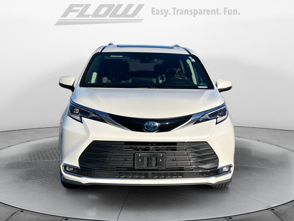 2021 Toyota Sienna Platinum photo 2