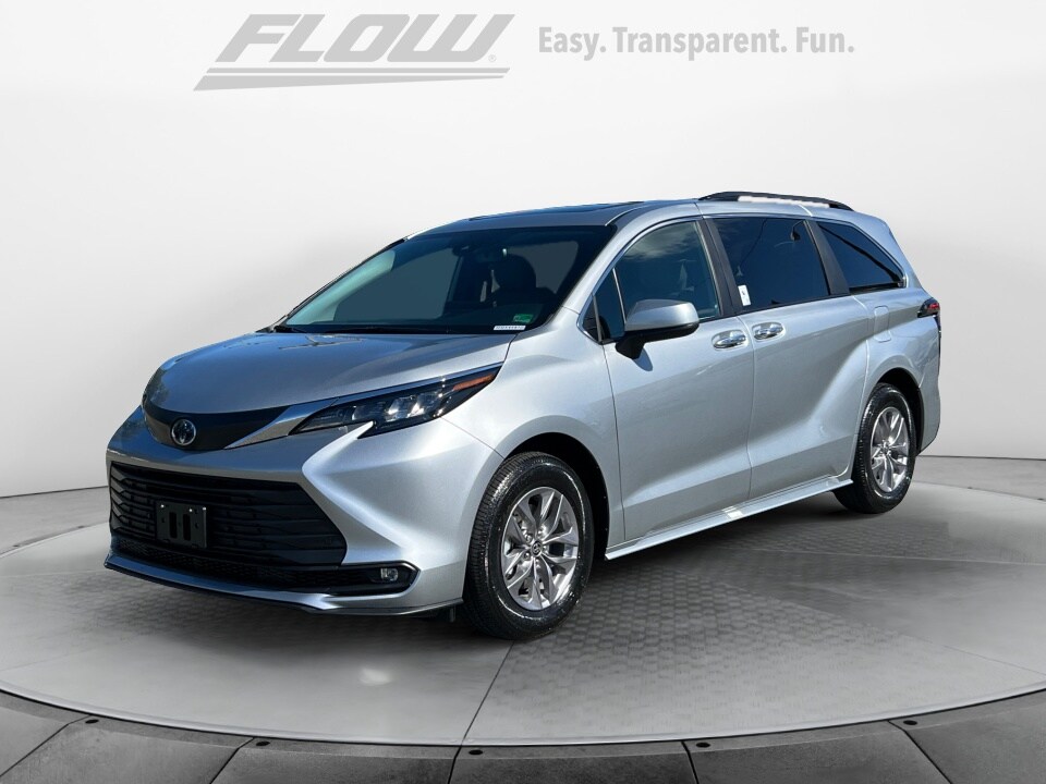 2025 Toyota Sienna XLE photo 3