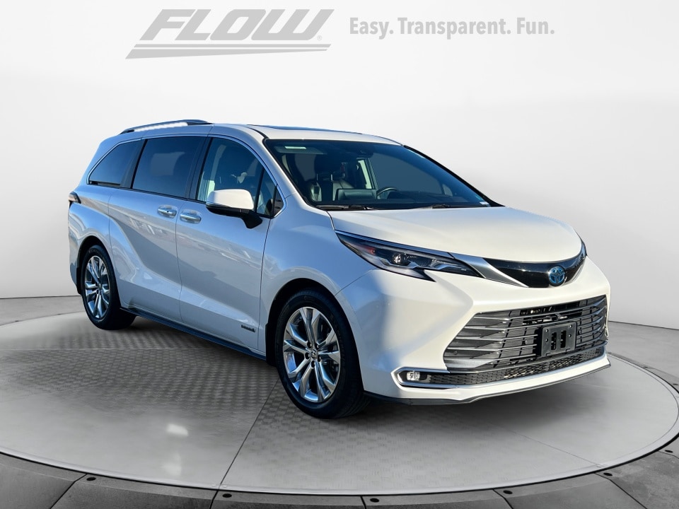 2021 Toyota Sienna Platinum's photo