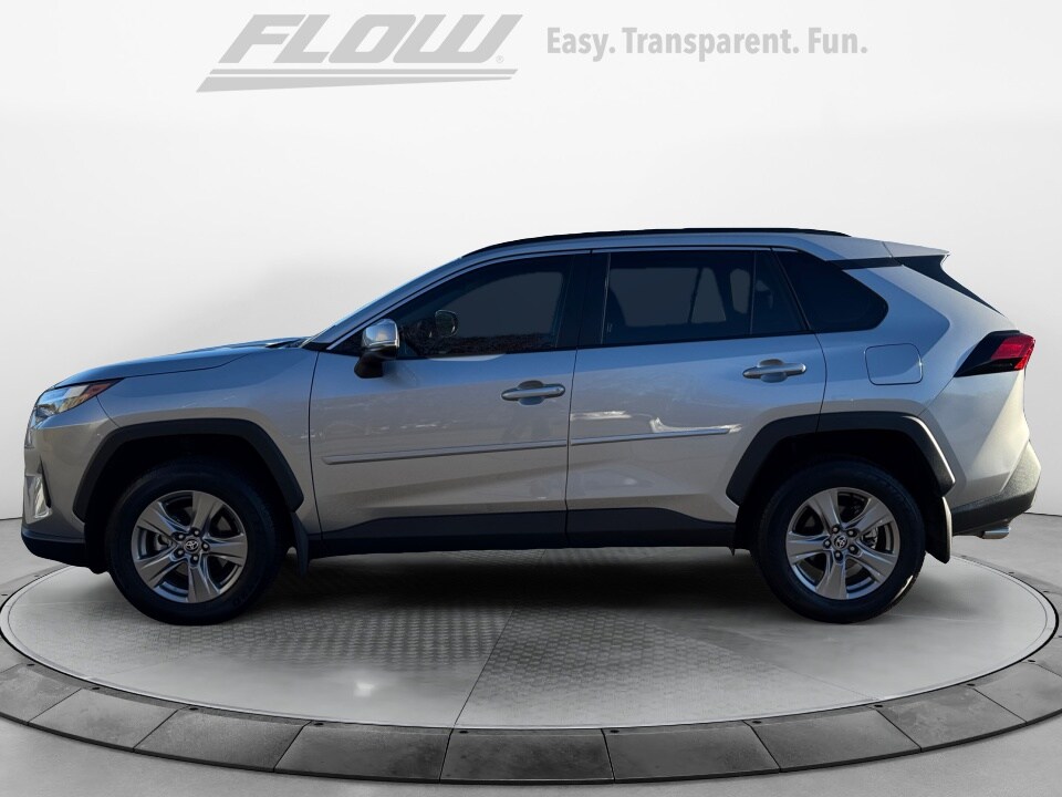 2024 Toyota RAV4 XLE photo 3