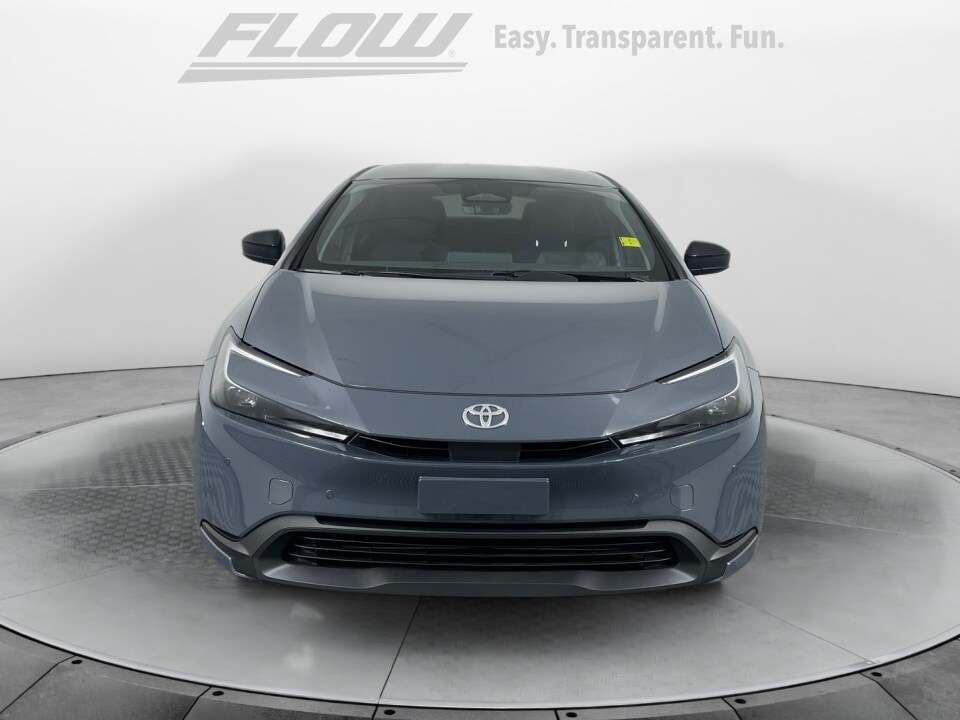 2025 Toyota Prius LE photo 2