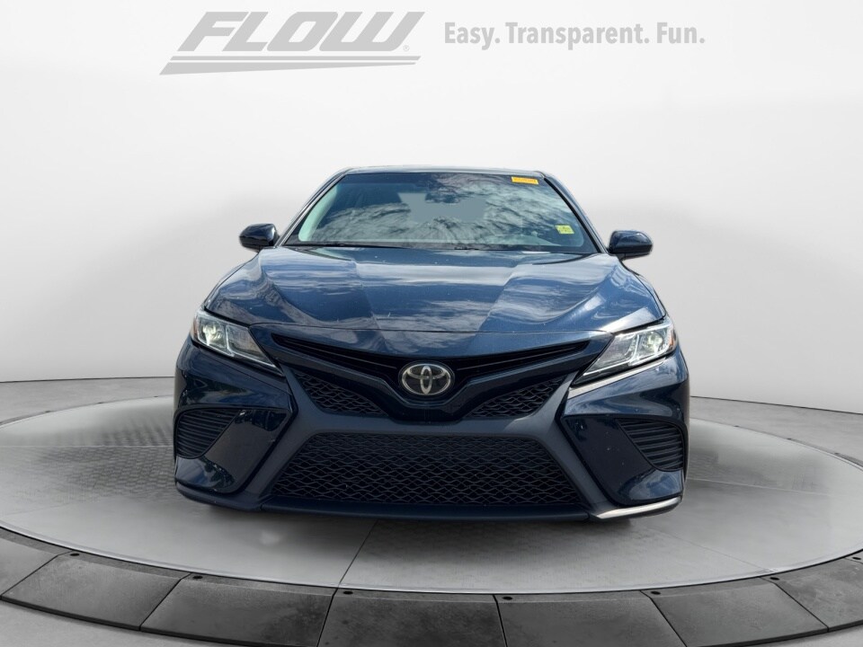 2018 Toyota Camry SE photo 2