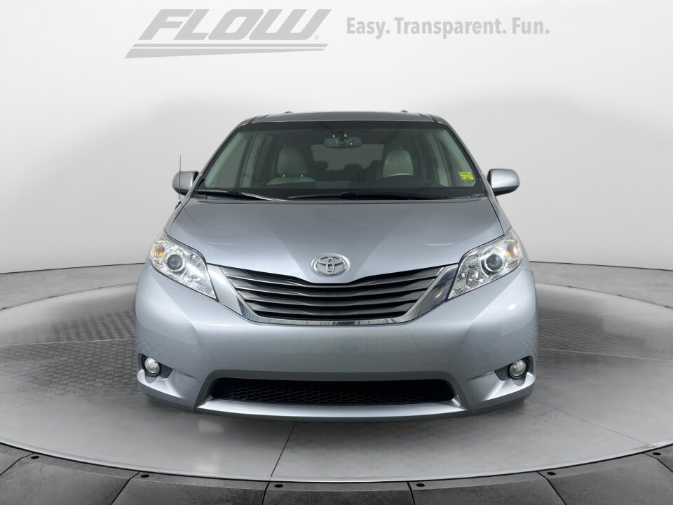 2013 Toyota Sienna XLE photo 2