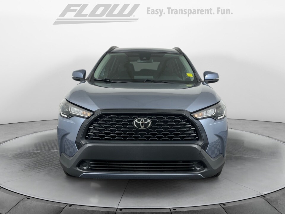 2022 Toyota Corolla Cross LE photo 2